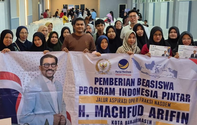 Machfud Arifin Salurkan Ribuan Beasiswa PIP untuk Pelajar Kalsel